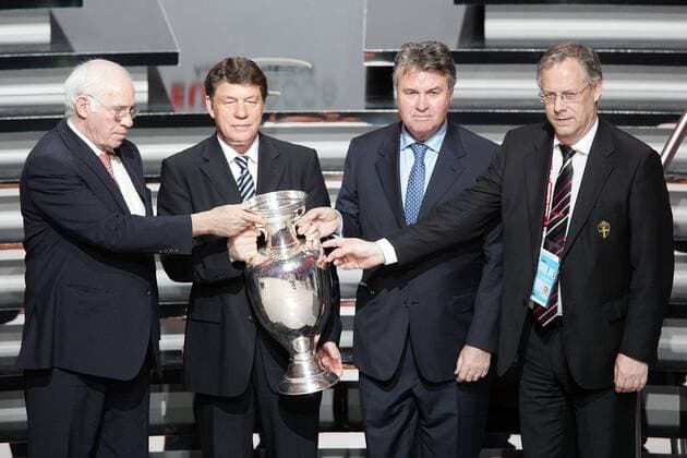 Nationaltrainer der Teams der Gruppe D präsentieren den Pokal nach der Auslosung zur EURO 2008, v.li.: Luis Aragones (Spanien), Otto Rehhagel (Griechenland), Guus Hiddink (Russland) und Lars Lagerbäck (Schweden) - Fußball EM Herren Vorschau 2007, EURO 2008, Auslosung, Gruppenauslosung, Endrundenauslosung, Ziehung, Nationalteam Gruppe Luzern Fußball EM Herren Vorschau 2007, EURO 2008, Auslosung, Gruppenauslosung, Endrundenauslosung, Ziehung, Nationalteam Gruppe Luzern