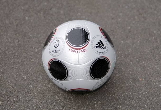 Adidas Europass, der offizielle Spielball der UEFA EURO 2008 Fußball EM Herren Vorschau 2007 EM 2008, Nationalteam o0 Shooting Einzelbild Luzern Fußball EM Herren Vorschau 2007 EM 2008, Nationalteam o0 Shooting Einzelbild Luzern
