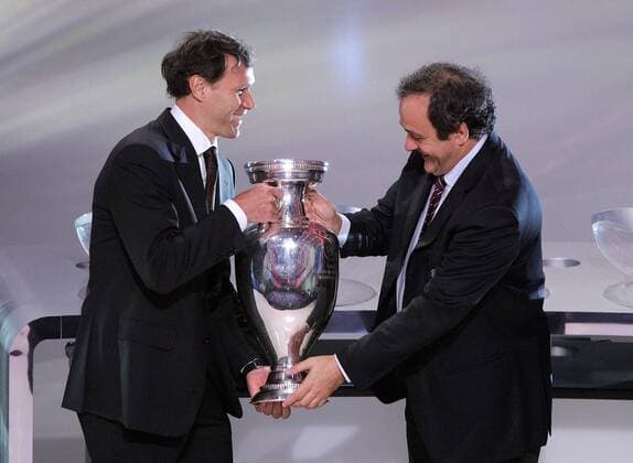 Michel Platini (Kapitän von Europameister Frankreich 1984, re.) übergibt den EM Pokal an Marco von Basten (Europameister Niederlande 1988) anlässlich der Gruppenauslosung zur EURO 2008 - Fußball EM Herren Gruppenauslosung 2007, EURO 2008, Gruppen, Auslosung, Ziehung, Endrundenauslosung, Nationalteam Gruppe Luzern Fußball EM Herren Gruppenauslosung 2007, EURO 2008, Gruppen, Auslosung, Ziehung, Endrundenauslosung, Nationalteam Gruppe Luzern