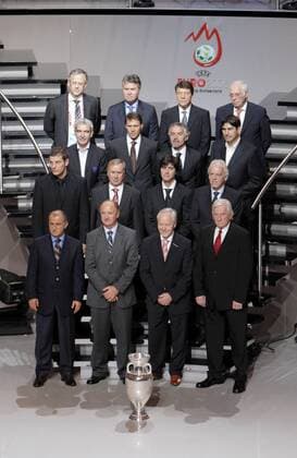 Nationaltrainer bei der Auslosung zur EM 2008, Gruppe D (hi.): Lagerbäck (Schweden), Hiddink (Rußland), Rehhagel (Griechenland), Aragones (Spanien); Gruppe C (3.Reihe): Domenech (Frankreich), Marco van Basten (Niederlande), Donadoni (Italien),... Fußball EM Herren Gruppenauslosung 2007 Gruppen Ziehung auslosen Vorschau Nationalmannschaft Endrundenauslosung Vdig Totale Pokal Trophäe Logo Emblem Turnierlogo Aufmacher Luzern hoch Turnieremblem Nationaltrainer Trainer Fußball EM Herren Gruppenauslosung 2007 Gruppen Ziehung auslosen Vorschau Nationalmannschaft Endrundenauslosung Vdig Totale Pokal Trophäe Logo Emblem Turnierlogo Aufmacher Luzern hoch Turnieremblem Nationaltrainer Trainer