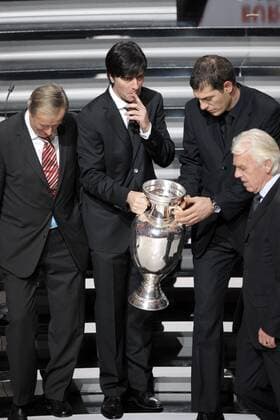 Nationaltrainer der Gruppe B bei der Gruppenauslosung zur EM 2008, v.li.: Josef Hickersberger (Österreich), Bundestrainer Joachim Löw (Deutschland), Slaven Bilic (Kroatien) und Leo Beenhakker (Polen) Fußball EM Herren Gruppenauslosung 2007, EM 2008, Gruppen Auslosung, Ziehung, auslosen, Vorschau, Nationalmannschaft Gruppe Luzern Fußball EM Herren Gruppenauslosung 2007, EM 2008, Gruppen Auslosung, Ziehung, auslosen, Vorschau, Nationalmannschaft Gruppe Luzern