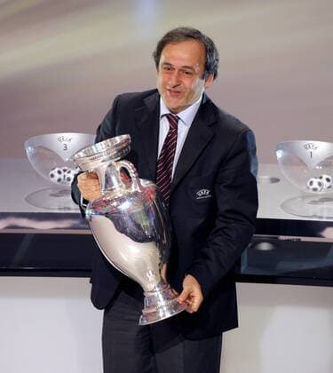 UEFA Präsident Michel Platini (Kapitän Europameister Frankreich 1984) präsentiert anlässlich der Gruppenauslosung zur Euro 2008 den Pokal Fußball EM Herren Gruppenauslosung 2007, EM 2008, Gruppen Auslosung, Ziehung, auslosen, Nationalmannschaft Gruppe Luzern Fußball EM Herren Gruppenauslosung 2007, EM 2008, Gruppen Auslosung, Ziehung, auslosen, Nationalmannschaft Gruppe Luzern