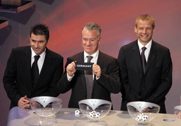 Gruppenauslosung zur Euro 2008 - Didier Deschamps (Frankreich, Mitte) zieht Deutschland aus dem Lostopf, daneben Jürgen Klinsmann (Deutschland, re.) und Theodoros Zagorakis (Griechenland) Fußball EM Herren Gruppenauslosung 2007, EM 2008, Gruppen Auslosung, Ziehung, auslosen, Nationalmannschaft, Vorschau Gruppe Luzern, Fußball EM Herren Gruppenauslosung 2007, EM 2008, Gruppen Auslosung, Ziehung, auslosen, Nationalmannschaft, Vorschau Gruppe Luzern,