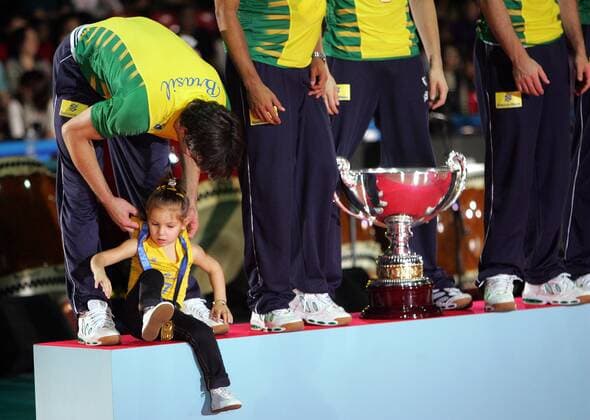 Gilberto Godoy Filho (Brasilien) mit seiner Tochter bei der Siegerehrung nach dem Weltcupsieg in Tokio 2007 - Volleyball Länderspiel Herren Weltcup 2007, WC, Worldcup, World, Welt Cup, Nationalmannschaft, Gruppe Tokio, Tokyo Volleyball Länderspiel Herren Weltcup 2007, WC, Worldcup, World, Welt Cup, Nationalmannschaft, Gruppe Tokio, Tokyo