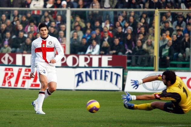 Julio Ricardo Cruz (Inter Mailand, li.) trifft gegen Torwart Sebastien Frey (AC Florenz) zum 0:1 -  Fußball Herren Serie A 2007 2008, 1. Italienische Liga, ACF Fiorentina - FC Internazionale Mailand 0:2 Gruppe Florenz Dynamik, Fußball Herren Serie A 2007 2008, 1. Italienische Liga, ACF Fiorentina - FC Internazionale Mailand 0:2 Gruppe Florenz Dynamik,
