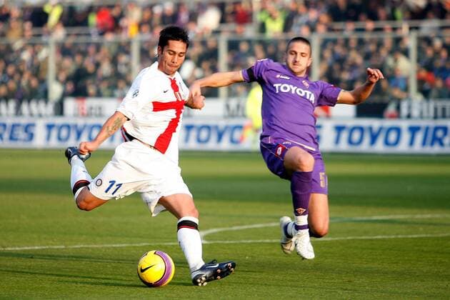 Luis Jimenez (Inter Mailand, li.) trifft gegen Alessandro Gamberini (AC Florenz) zum 0:2 -  Fußball Herren Serie A 2007 2008, 1. Italienische Liga, ACF Fiorentina - FC Internazionale Mailand 0:2 Gruppe Florenz Dynamik, Fußball Herren Serie A 2007 2008, 1. Italienische Liga, ACF Fiorentina - FC Internazionale Mailand 0:2 Gruppe Florenz Dynamik,