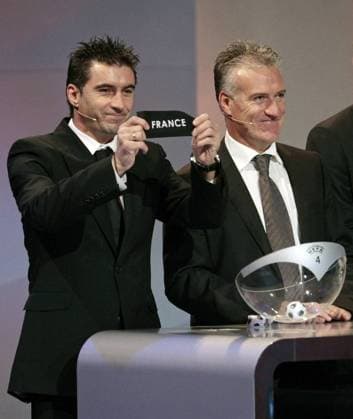 Theodoros Zagorakis (Europameister Griechenland 2004, li.) zieht bei der Auslosung der Gruppen der EURO 2008 das Los von Frankreich, daneben Didier Deschamps (Kapitän Europameister Frankreich 2000) Fußball Herren Gruppenauslosung 2007, EM 2008, Auslosung, Gruppen, Ziehung, auslosen, Nationalmannschaft, Vorschau Gruppe Luzern Fußball Herren Gruppenauslosung 2007, EM 2008, Auslosung, Gruppen, Ziehung, auslosen, Nationalmannschaft, Vorschau Gruppe Luzern