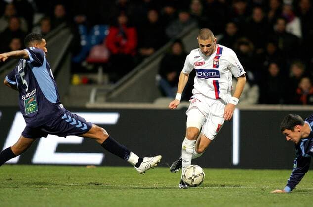 Karim Benzema (Lyon, re.) gegen Habib Bellaid (Straßburg) -  (pan23439) Fußball Herren Ligue 1 2007 2008, 1. Französische Liga, Olympique Lyonnais - RC Strasbourg 5:0, Racing Club de, OL Gruppe Lyon Dynamik, Fußball Herren Ligue 1 2007 2008, 1. Französische Liga, Olympique Lyonnais - RC Strasbourg 5:0, Racing Club de, OL Gruppe Lyon Dynamik,