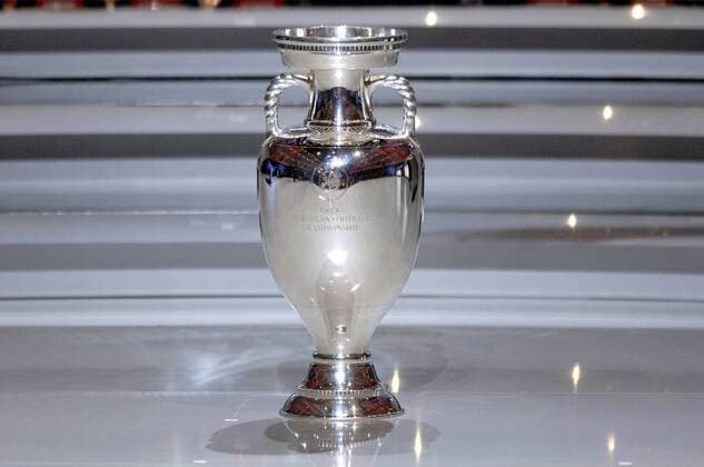 Coupe Henri Delaunay steht bei der Gruppenauslosung zur Euro 2008 im Rampenlicht Fußball EM Herren Gruppenauslosung 2007, EM 2008, Gruppen Auslosung, Ziehung, auslosen, Vorschau Einzelbild Luzern Fußball EM Herren Gruppenauslosung 2007, EM 2008, Gruppen Auslosung, Ziehung, auslosen, Vorschau Einzelbild Luzern