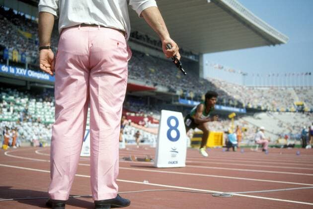 Wettkampfrichter gibt den Startschuss zum 400m Lauf der Olympischen Spiele 1992 in Barcelona Leichtathletik OS Sommer Damen Olympische Spiele Barcelona 1992, Sommerspiele, Nationaltrikot Gruppe Aufnahmedatum geschätzt Barcelona Leichtathletik OS Sommer Damen Olympische Spiele Barcelona 1992, Sommerspiele, Nationaltrikot Gruppe Aufnahmedatum geschätzt Barcelona