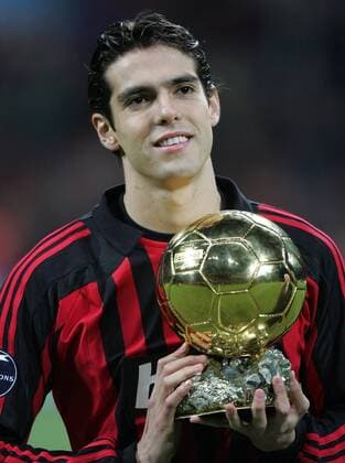 Kaka (AC Mailand) präsentiert stolz den Ballon d Or - Trophäe für den weltbesten Fußballer der Jahres 2007 -  Fußball EC 1 Herren Champions League 2007 2008, AC Mailand, Milan Einzelbild Mailand Fußball EC 1 Herren Champions League 2007 2008, AC Mailand, Milan Einzelbild Mailand