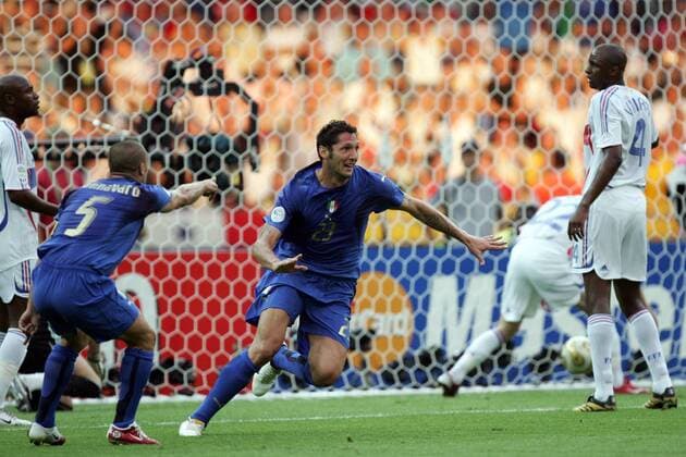 Marco Materazzi (Mitte) und Fabio Cannavaro (beide Italien) - Torjubel -  Fußball WM Herren WM 2006, Länderspiel, Nationalteam, Nationaltrikot, Finale, Endspiel, Italien - Frankreich 6:4 n.E. Gruppe Berlin Freude, Begeisterung, Fußball WM Herren WM 2006, Länderspiel, Nationalteam, Nationaltrikot, Finale, Endspiel, Italien - Frankreich 6:4 n.E. Gruppe Berlin Freude, Begeisterung,