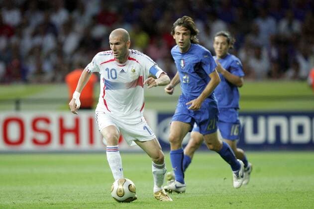 Zinedine Zidane (Frankreich, li.) gegen Andrea Pirlo (Italien) -  Fußball WM Herren WM 2006, Länderspiel, Nationalteam, Nationaltrikot, Finale, Endspiel, Italien - Frankreich 6:4 n.E. Gruppe Berlin Dynamik, Fußball WM Herren WM 2006, Länderspiel, Nationalteam, Nationaltrikot, Finale, Endspiel, Italien - Frankreich 6:4 n.E. Gruppe Berlin Dynamik,