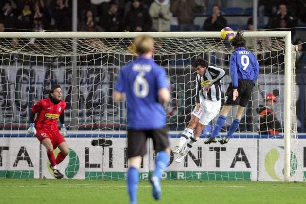 Nicola Pozzi (Empoli, re.) trifft per Kopf zum 1:0 gegen Zdenek Grygera und Torwart Emanuele Belardi (beide Juventus Turin) -  Fußball Herren Coppa Italia 2007 2008, Italienischer Pokal, Pokalspiel, Empoli FC - Juventus Turin 2:1, Juve Gruppe Empoli Fußball Herren Coppa Italia 2007 2008, Italienischer Pokal, Pokalspiel, Empoli FC - Juventus Turin 2:1, Juve Gruppe Empoli