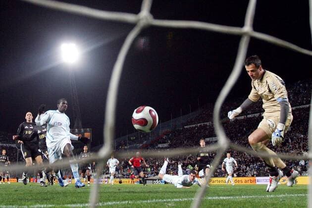 Julien Rodriguez (Marseille, liegend) erzielt das 1:0 gegen Torwart Flavio Roma (Monaco) -  Fußball Herren Ligue 1 2007 2008, 1. Französische Liga, Olympique de Marseille - AS Monaco 2:0, OM Gruppe Marseille Dynamik, Fußball Herren Ligue 1 2007 2008, 1. Französische Liga, Olympique de Marseille - AS Monaco 2:0, OM Gruppe Marseille Dynamik,