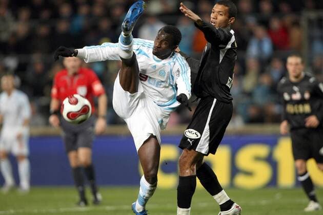 Mamadou Niang (Marseille, li.) gegen Sylvain Monsoreau (Monaco) -  Fußball Herren Ligue 1 2007 2008, 1. Französische Liga, Olympique de Marseille - AS Monaco 2:0, OM Gruppe Marseille Dynamik, Fußball Herren Ligue 1 2007 2008, 1. Französische Liga, Olympique de Marseille - AS Monaco 2:0, OM Gruppe Marseille Dynamik,