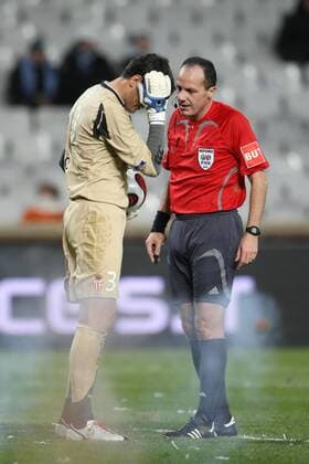 Schiedsrichter Damien Ledentu schaut sich die Gesichtsverletzung von Torwart Flavio Roma (Monaco) an -  Fußball Herren Ligue 1 2007 2008, 1. Französische Liga, AS Monaco Gruppe Marseille Fußball Herren Ligue 1 2007 2008, 1. Französische Liga, AS Monaco Gruppe Marseille