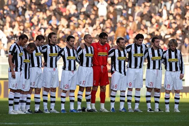 Schweigeminute Juventus Turin, v.li.: Jonathan Zebina, Antonio Nocerino, Giorgio Chiellini, Nicola Legrottaglie, Raffaele Palladino, David Trezeguet, Torwart Gianluigi Buffon, Cristiano Zanetti, Vincenzo Iaquinta, Cristian ... -  Fußball Herren Serie A 2007 2008, 1. Italienische Liga, Juventus Turin, Juve Totale Turin Ruhe, Fußball Herren Serie A 2007 2008, 1. Italienische Liga, Juventus Turin, Juve Totale Turin Ruhe,