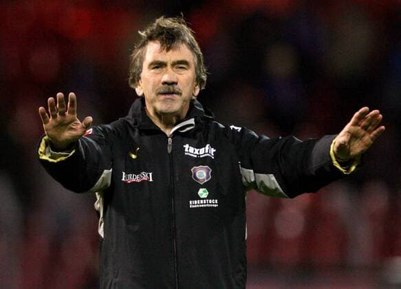 Trainer Gerd Schädlich (Aue) beruhigt Fußball 2. BL Herren Saison 2007 2008, FC Erzgebirge Aue Einzelbild Aue Fußball 2. BL Herren Saison 2007 2008, FC Erzgebirge Aue Einzelbild Aue
