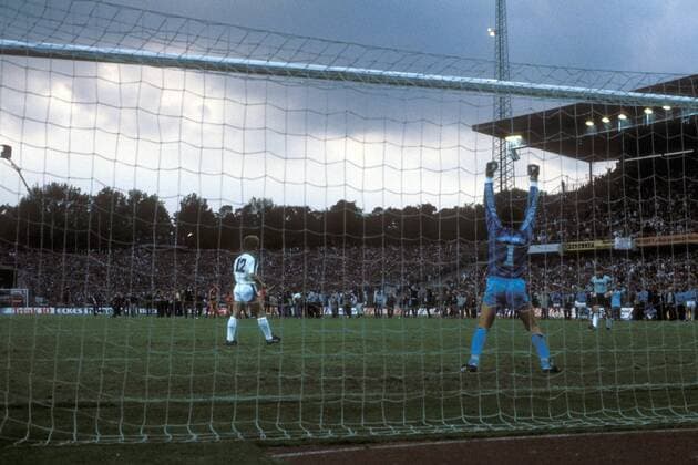 Norbert Ringels (Gladbach) scheitert im Elfmeterschießen am Pfosten, Torwart Jean Marie Pfaff (Bayern) jubelt, es bleibt beim 6:6 Fußball Herren DFB Pokal 1983 1984, Pokalspiel, Pokalfinale, Pokalendspiel, Finale, Endspiel Totale Waldstadion Frankfurt M. Freude, Fußball Herren DFB Pokal 1983 1984, Pokalspiel, Pokalfinale, Pokalendspiel, Finale, Endspiel Totale Waldstadion Frankfurt M. Freude,