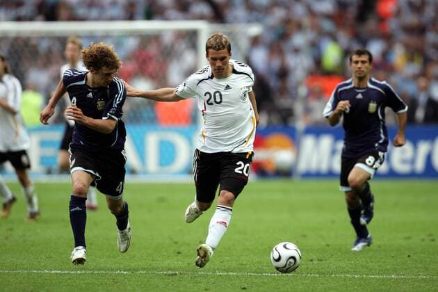 Lukas Podolski (Deutschland, re.) gegen Fabrizio Coloccini (Argentinien) -  Fußball Länderspiel Herren WM 2006, Viertelfinale, Nationalteam, Nationaltrikot, Deutschland - Argentinien 4:2 n.E. Gruppe Berlin Dynamik, Fußball Länderspiel Herren WM 2006, Viertelfinale, Nationalteam, Nationaltrikot, Deutschland - Argentinien 4:2 n.E. Gruppe Berlin Dynamik,