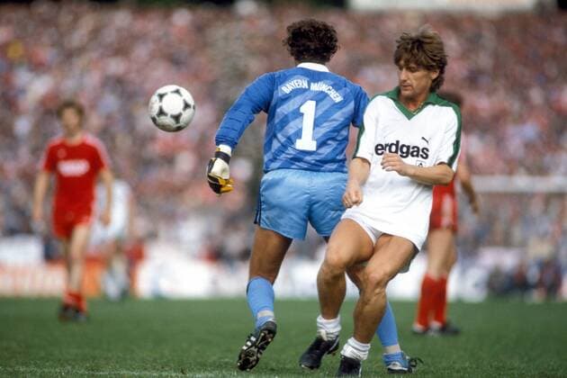 Frank Mill (Gladbach, re.) gegen Torwart Jean Marie Pfaff (Bayern) Fußball Herren DFB Pokal 1983 1984, Pokalspiel, Pokalfinale, Pokalendspiel, Finale, Endspiel Gruppe Frankfurt M. Dynamik, Fußball Herren DFB Pokal 1983 1984, Pokalspiel, Pokalfinale, Pokalendspiel, Finale, Endspiel Gruppe Frankfurt M. Dynamik,
