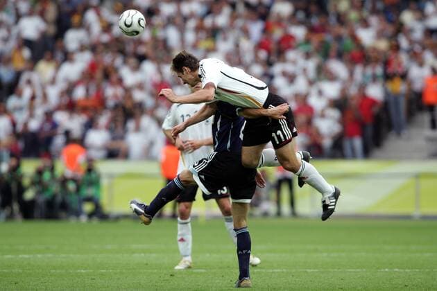 Miroslav Klose (Deutschland, o.) im Duell -  Fußball Länderspiel Herren WM 2006, Viertelfinale, Nationalteam, Nationaltrikot, Deutschland - Argentinien 4:2 n.E. Gruppe Berlin Dynamik, Fußball Länderspiel Herren WM 2006, Viertelfinale, Nationalteam, Nationaltrikot, Deutschland - Argentinien 4:2 n.E. Gruppe Berlin Dynamik,