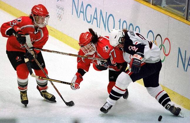 Tara Mounsey (USA, re.) gegen France St. Louis (li.) und Cassie Campbell (beide Kanada) -  (OLY98021806) Eishockey OS Winter Damen Olympische Spiele Nagano 1998, Winterspiele, Länderspiel, Nationalmannschaft, Nationaltrikot Gruppe Nagano Dynamik, Eishockey OS Winter Damen Olympische Spiele Nagano 1998, Winterspiele, Länderspiel, Nationalmannschaft, Nationaltrikot Gruppe Nagano Dynamik,