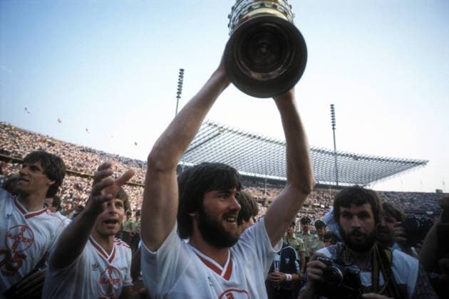 DFB Pokalsieger Uerdingen - Friedhelm Funkel (Mitte) jubelt mit dem Pokal, daneben Wolfgang Funkel (li.) und Norbert Brinkmann (2.v.li.) Fußball Herren DFB Pokal 1984 1985, Pokalspiel, Finale, Endspiel, Pokalendspiel, Pokalfinale, Bayer 05 Uerdingen Gruppe Aufmacher, premiumd Berlin, Olympiastadion Freude, Begeisterung, Fußball Herren DFB Pokal 1984 1985, Pokalspiel, Finale, Endspiel, Pokalendspiel, Pokalfinale, Bayer 05 Uerdingen Gruppe Aufmacher, premiumd Berlin, Olympiastadion Freude, Begeisterung,