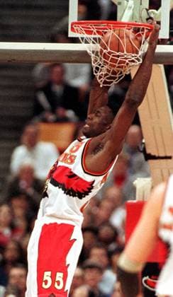 Dikembe Mutombo (Atlanta Hawks) - Dunking -  (ATL970214021) Basketball Herren NBA 1996 1997 Einzelbild Atlanta Dynamik, Basketball Herren NBA 1996 1997 Einzelbild Atlanta Dynamik,