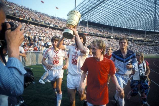 DFB Pokalsieger Uerdingen - Friedhelm Funkel (Mitte) jubelt mit dem Pokal, daneben Torwart Werner Vollack (2.v.re.), Peter Loontiens (3.v.re.) und Norbert Brinkmann (li.) Fußball Herren DFB Pokal 1984 1985, Pokalspiel, Finale, Endspiel, Pokalendspiel, Pokalfinale, Bayer 05 Uerdingen Gruppe Olympiastadion Berlin Harmonie, Freude, Fußball Herren DFB Pokal 1984 1985, Pokalspiel, Finale, Endspiel, Pokalendspiel, Pokalfinale, Bayer 05 Uerdingen Gruppe Olympiastadion Berlin Harmonie, Freude,