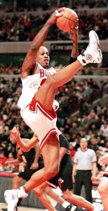 Dennis Rodman (Chicago Bulls) sichert sich in akrobatischer Manier den Rebound -  (CHI97122501) Basketball Herren NBA 1997 1998, Chicago Bulls Einzelbild Chicago Dynamik, Basketball Herren NBA 1997 1998, Chicago Bulls Einzelbild Chicago Dynamik,