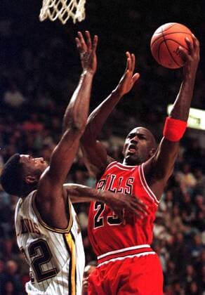 Michael Jordan (Chicago Bulls, re.) gegen Dale Davis (Indiana Pacers) -  (IND97112901) Basketball Herren NBA 1997 1998, Indiana Pacers - Chicago Bulls 94:83 Gruppe Indianapolis Dynamik, Basketball Herren NBA 1997 1998, Indiana Pacers - Chicago Bulls 94:83 Gruppe Indianapolis Dynamik,