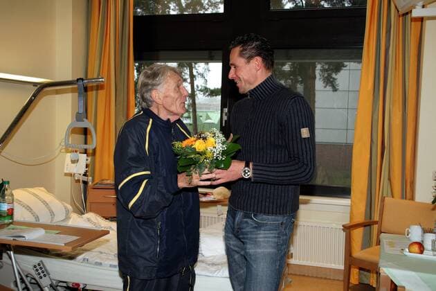 Robert Bartko (re.) besucht Patient Otto Ziege (beide Deutschland), Sportdirektor des Berliner Sechstagerennens, am Krankenbett im Krankenhaus Spandau Radsport Herren Krankenhausbesuch 2007, Krankenhaus Besuch, Rad, Bahnrad, Bahn, Radrennsport, Gruppe o0 Sixdays Sechstagerennen Sechs Tage Rennen Six Berlin o0 Days Sechstage Klinik Hospital Harmonie Radsport Herren Krankenhausbesuch 2007, Krankenhaus Besuch, Rad, Bahnrad, Bahn, Radrennsport, Gruppe o0 Sixdays Sechstagerennen Sechs Tage Rennen Six Berlin o0 Days Sechstage Klinik Hospital Harmonie