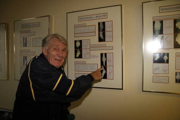 Patient Otto Ziege (Deutschland), Sportdirektor des Berliner Sechstagerennens, zeigt eine graphische Darstellung seiner Kniegelenkoperation Radsport Herren Krankenhaus 2007, Rad, Bahnrad, Bahn, Radrennsport, Krankenhausaufenthalt Einzelbild o0 Sixdays Sechstagerennen Sechs Tage Rennen Six Berlin o0 Days Sechstage Klinik Hospital Radsport Herren Krankenhaus 2007, Rad, Bahnrad, Bahn, Radrennsport, Krankenhausaufenthalt Einzelbild o0 Sixdays Sechstagerennen Sechs Tage Rennen Six Berlin o0 Days Sechstage Klinik Hospital