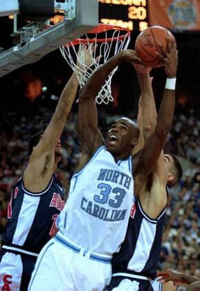 Antawn Jamison (North Carolina Tar Heels, Mitte) im Duell -  (IND970329012) Basketball Herren NCAA Final Four 1996 1997, 4, College League, Collegebasketball, Halbfinale Gruppe Indianapolis Dynamik, Basketball Herren NCAA Final Four 1996 1997, 4, College League, Collegebasketball, Halbfinale Gruppe Indianapolis Dynamik,