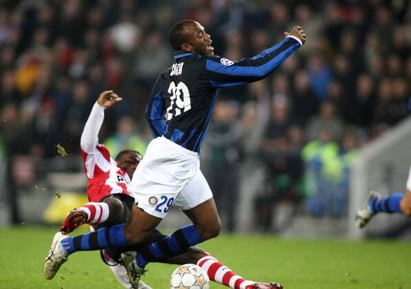 David Suazo (Inter Mailand, vorn) wird gefoult -  Fußball EC 1 Herren Champions League 2007 2008, PSV Eindhoven - FC Internazionale Mailand 0:1 Gruppe Eindhoven Dynamik, Kampf, Fußball EC 1 Herren Champions League 2007 2008, PSV Eindhoven - FC Internazionale Mailand 0:1 Gruppe Eindhoven Dynamik, Kampf,