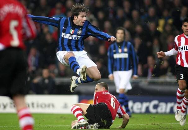 Maxwell Scherrer (Inter Mailand, li.) gegen Timmy Simons (Eindhoven) -  Fußball EC 1 Herren Champions League 2007 2008, PSV Eindhoven - FC Internazionale Mailand 0:1 Gruppe Eindhoven Dynamik, Fußball EC 1 Herren Champions League 2007 2008, PSV Eindhoven - FC Internazionale Mailand 0:1 Gruppe Eindhoven Dynamik,