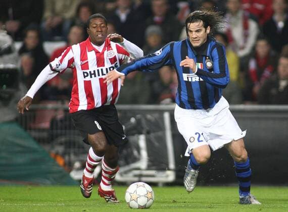 Santiago Solari (Inter Mailand, re.) gegen Edison Mendez (Eindhoven) -  Fußball EC 1 Herren Champions League 2007 2008, PSV Eindhoven - FC Internazionale Mailand 0:1 Gruppe Eindhoven Dynamik, Fußball EC 1 Herren Champions League 2007 2008, PSV Eindhoven - FC Internazionale Mailand 0:1 Gruppe Eindhoven Dynamik,