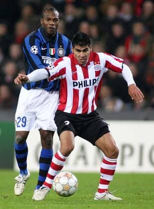 Carlos Salcido (Eindhoven, re.) gegen David Suazo (Inter Mailand) -  Fußball EC 1 Herren Champions League 2007 2008, PSV Eindhoven - FC Internazionale Mailand 0:1 Gruppe Eindhoven Dynamik, Fußball EC 1 Herren Champions League 2007 2008, PSV Eindhoven - FC Internazionale Mailand 0:1 Gruppe Eindhoven Dynamik,