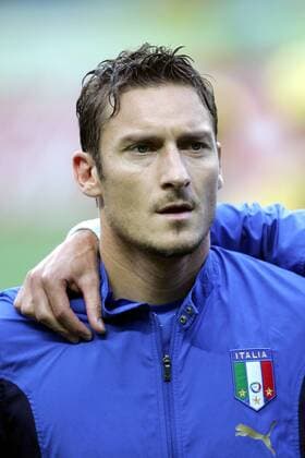Francesco Totti (Italien) - Nationalhymne -  Fußball Länderspiel Herren WM 2006, Nationalmannschaft Finale Endspiel, Vdig Porträt Berlin Fußball Länderspiel Herren WM 2006, Nationalmannschaft Finale Endspiel, Vdig Porträt Berlin