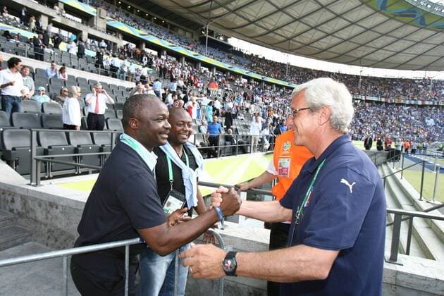Roger Milla (Kamerun, li.) und Nationaltrainer Marcello Lippi (Italien) begrüßen sich vor dem WM Finale -  Fußball Länderspiel Herren WM Finale 2006, Nationalmannschaft Gruppe Olympiastadion Berlin Harmonie, Freude, Fußball Länderspiel Herren WM Finale 2006, Nationalmannschaft Gruppe Olympiastadion Berlin Harmonie, Freude,