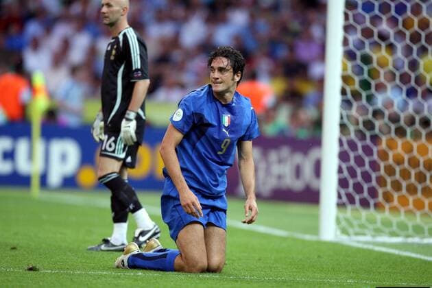 Luca Toni (Italien) enttäuscht vor Torwart Fabien Barthez (Frankreich, li.) -  Fußball WM Herren WM 2006, Länderspiel, Nationalteam, Nationaltrikot, Finale, Italien - Frankreich 6:4 n. E. Gruppe Berlin Enttäuschung, Fußball WM Herren WM 2006, Länderspiel, Nationalteam, Nationaltrikot, Finale, Italien - Frankreich 6:4 n. E. Gruppe Berlin Enttäuschung,