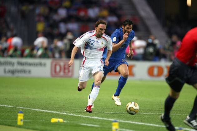 Franck Ribery (Frankreich, li.) gegen Marco Materazzi (Italien) -  Fußball WM Herren WM 2006, Länderspiel, Nationalteam, Nationaltrikot, Finale, Italien - Frankreich 6:4 n. E. Gruppe Berlin Dynamik, Fußball WM Herren WM 2006, Länderspiel, Nationalteam, Nationaltrikot, Finale, Italien - Frankreich 6:4 n. E. Gruppe Berlin Dynamik,