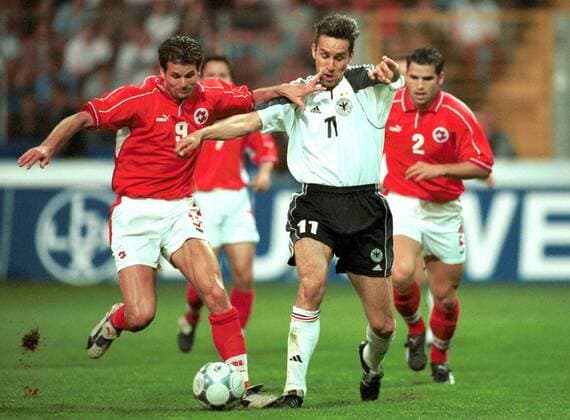Michael Preetz (Deutschland, Mitte) gegen Mario Cantaluppi (Schweiz, li.) Fußball Länderspiel Herren Freundschaftsspiel 2000, Test, Testspiel, Nationalteam, Nationaltrikot, Deutschland - Schweiz 1:1 Gruppe Kaiserslautern Dynamik, Fußball Länderspiel Herren Freundschaftsspiel 2000, Test, Testspiel, Nationalteam, Nationaltrikot, Deutschland - Schweiz 1:1 Gruppe Kaiserslautern Dynamik,