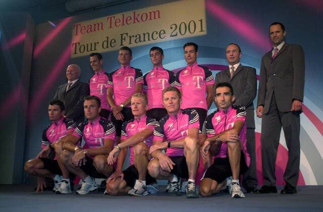 Mannschaftsfoto Team Telekom, hi.v.li.: Rudy Pevenage, Andreas Klöden, Jan Ullrich, Kevin Livingston, Erik Zabel, Walter Godefroot, Mario Kummer; vorn: Udo Bölts, Steffen Wesemann, Alexandre Vinokourov, Jens Heppner und Giuseppe Guerini Radsport Herren Vorschau Tour de France 2001, Straßenradsport, Straße, Rad, Präsentation, Pressetermin, Totale Bonn Radsport Herren Vorschau Tour de France 2001, Straßenradsport, Straße, Rad, Präsentation, Pressetermin, Totale Bonn