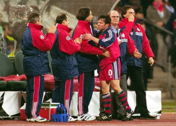 Lothar Matthäus (3.v.re.) umarmt Mannschaftsarzt Dr. Hans Wilhelm Müller Wohlfahrt (3.v.li., beide Bayern) Fußball EC 1 Herren Champions League 1999 2000, FC Bayern München Gruppe München Fußball EC 1 Herren Champions League 1999 2000, FC Bayern München Gruppe München