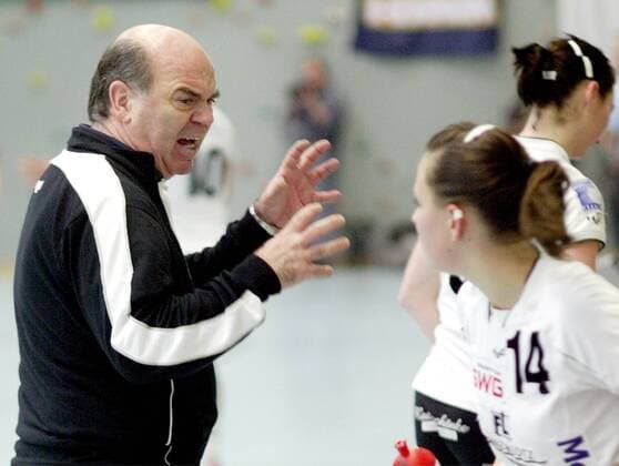 Trainer Dr. Hans Jürgen Gerlach (Mainzlar) instruiert sein Team Handball 2. BL Damen Saison 2007 2008, Süd, TV 05 Mainzlar Gruppe Lollar Handball 2. BL Damen Saison 2007 2008, Süd, TV 05 Mainzlar Gruppe Lollar