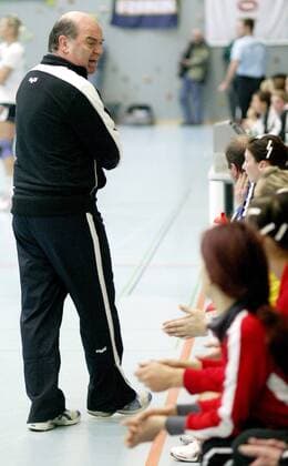 Trainer Dr. Hans Jürgen Gerlach (Mainzlar) instruiert sein Team Handball 2. BL Damen Saison 2007 2008, Süd, TV 05 Mainzlar Gruppe Lollar Handball 2. BL Damen Saison 2007 2008, Süd, TV 05 Mainzlar Gruppe Lollar