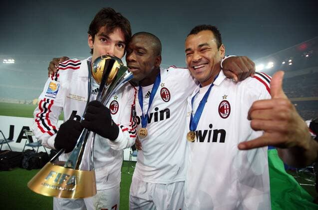 Klub Weltmeister 2007 - Kaka (li.), Clarence Seedorf (Mitte) und Cafu (alle AC Mailand) küssen den Pokal -  Fußball WM Herren FIFA Klub WM 2007, World Championship, Toyota Cup, WorldCup, AC Mailand, Milan o0 Finale, Endspiel Gruppe Yokohama Freude, Fußball WM Herren FIFA Klub WM 2007, World Championship, Toyota Cup, WorldCup, AC Mailand, Milan o0 Finale, Endspiel Gruppe Yokohama Freude,